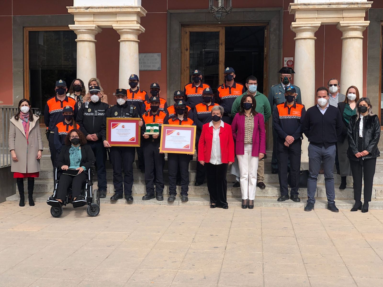 Entrega de una mención especial a la Policía Local y Protección Civil.