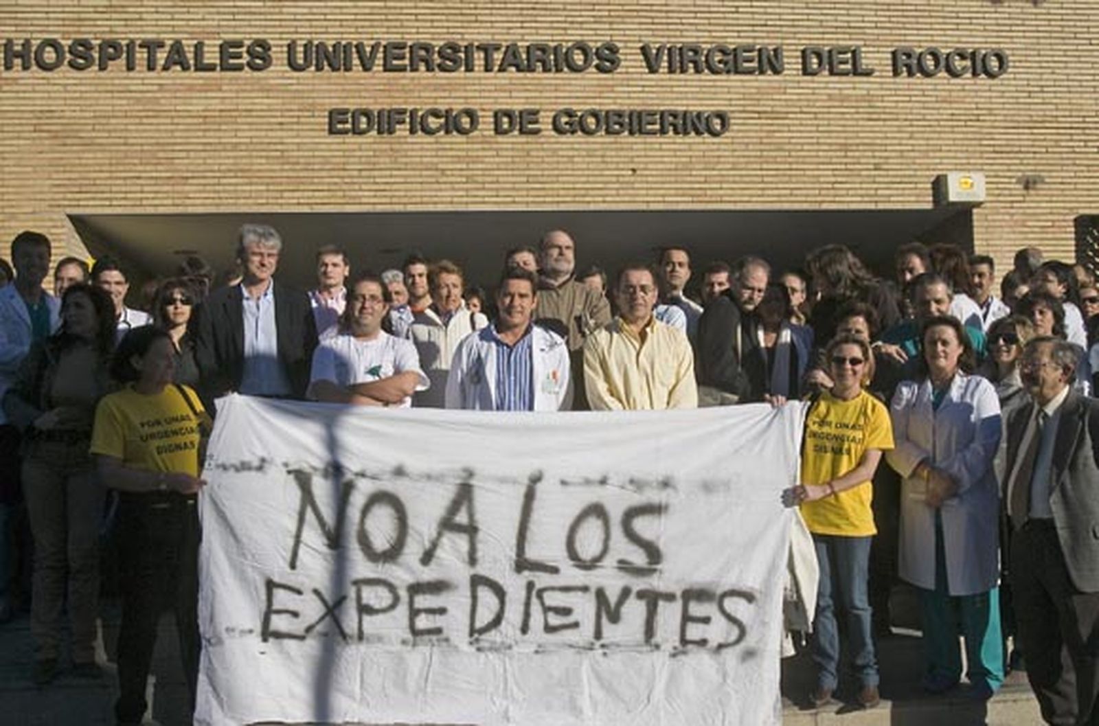 Un centenar de médicos se concentran contra los expedientes por el caso Puerta
