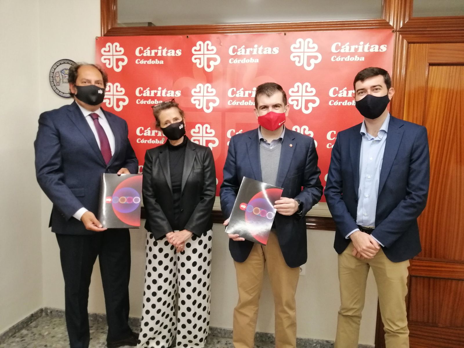 Firma del convenio entre EDP y Cáritas Córdoba.