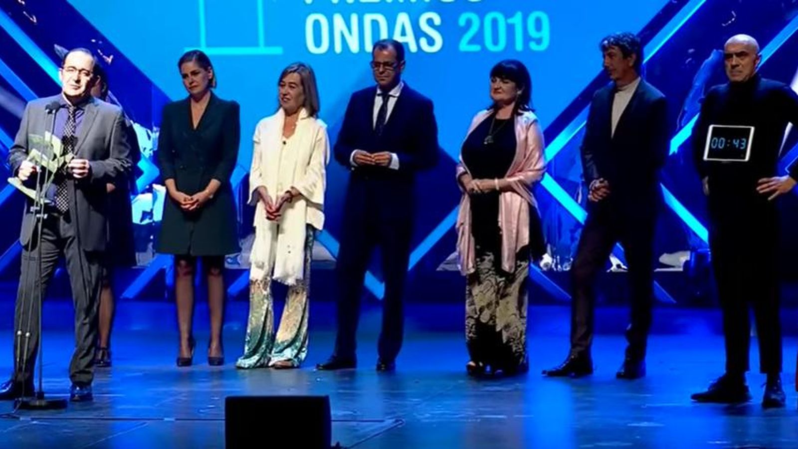 'Tierra y Mar' recibiendo el Ondas a mejor programa autonómico. El cronometrador, a la derecha