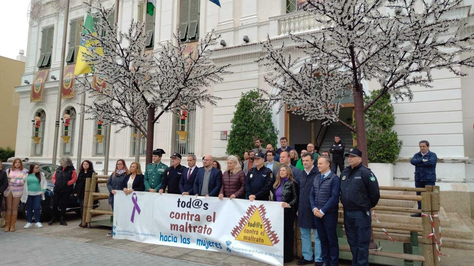 Una imagen de la concentración a las puertas del Ayuntamiento portuense. Una imagen de la concentración a las puertas del Ayuntamiento portuense.
