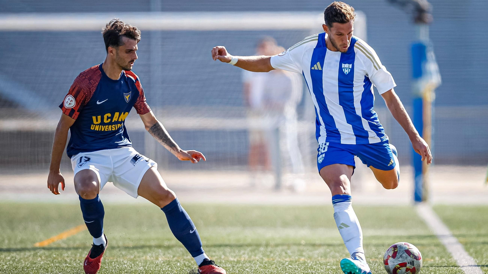 El exbalono Víctor Mena se dispone a centrar en el encuentro entre La Unión y el UCAM Murcia