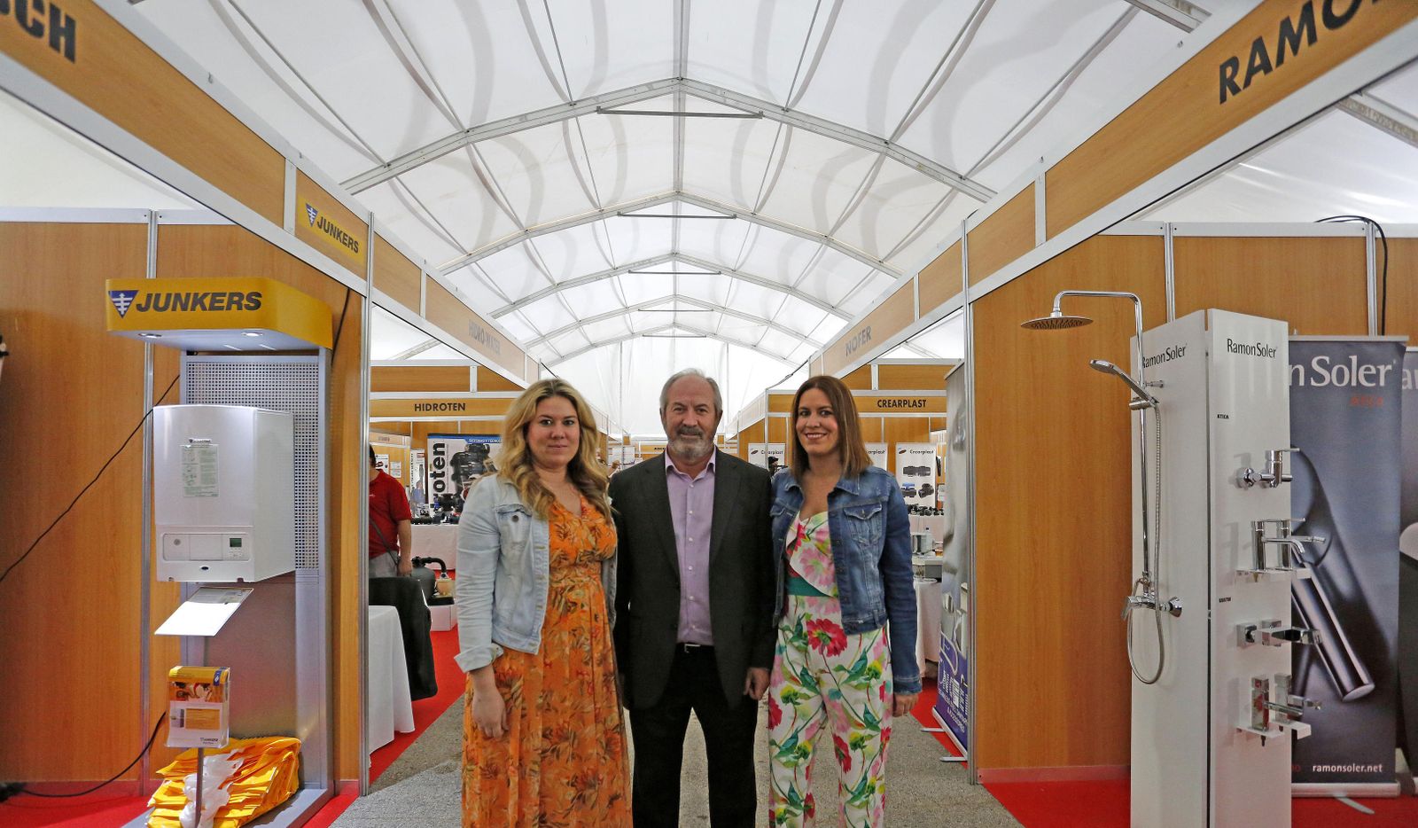 Rafael Pérez, gerente de Tubesan, junto a Rosa y Claudia Pérez.