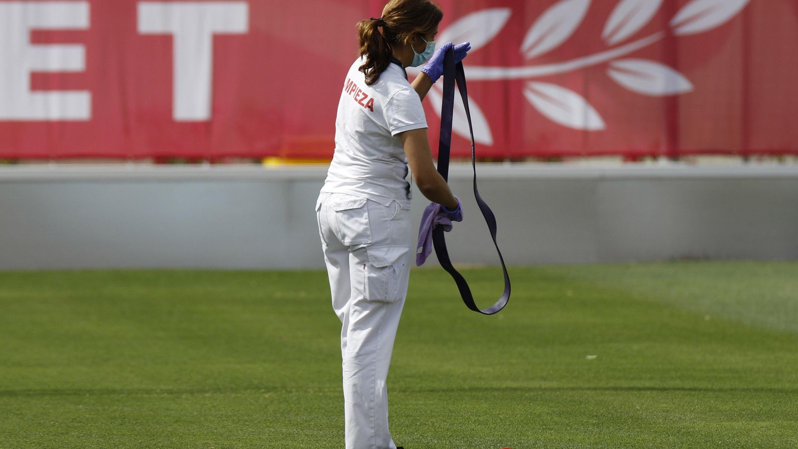 Personal de limpieza desinfecta un tirante muscular.