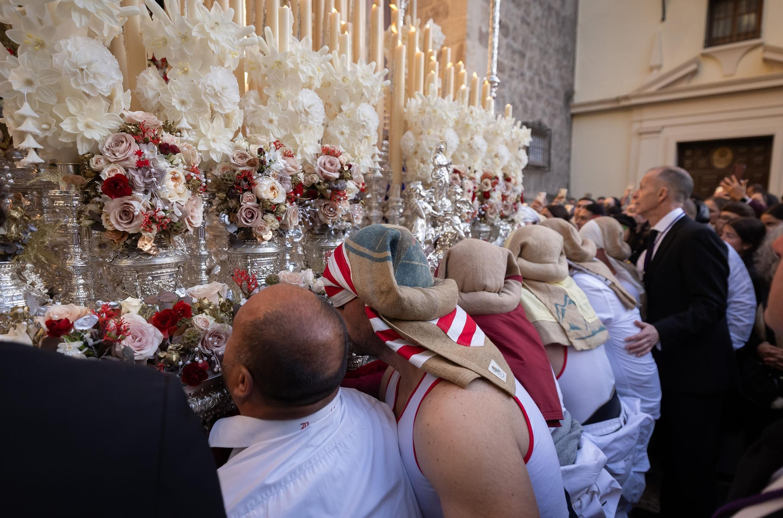 Así vivió granada la salida de la Hermandad del Rosario 2025