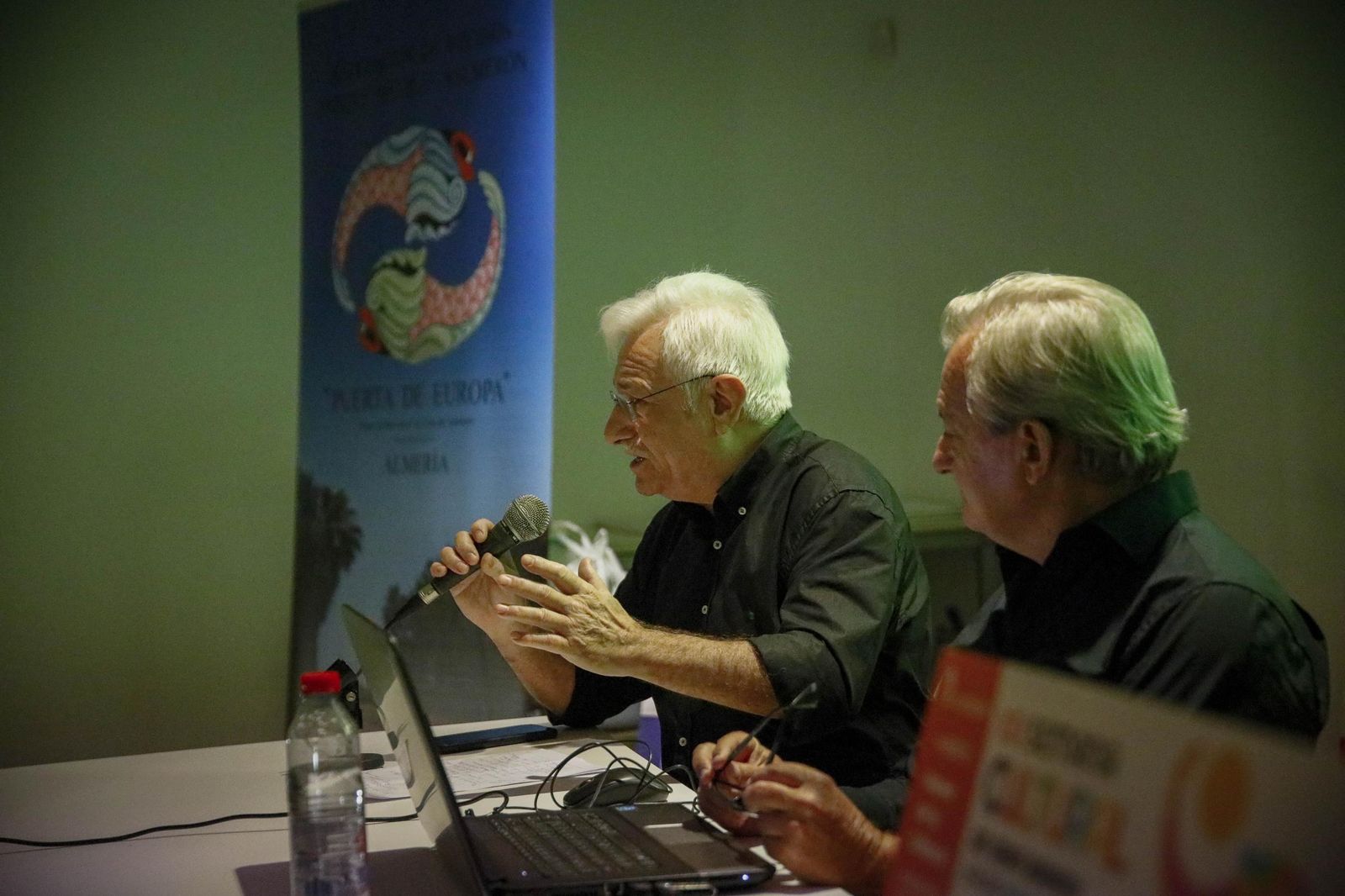 Las imágenes de la conferencia dentro de la "Semana Cultural Puerta Europa" de Ginés Valera en Almería