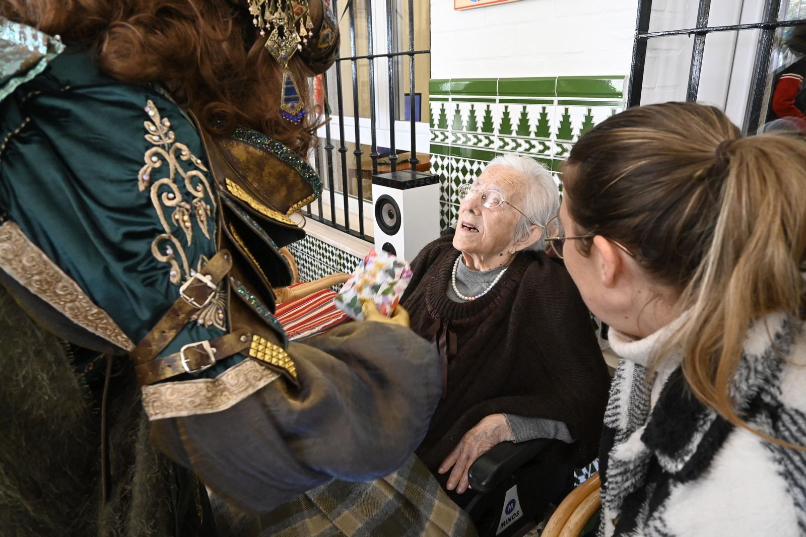 Visita de los Reyes Magos a los ancianos de los asilos de Huelva, en imágenes