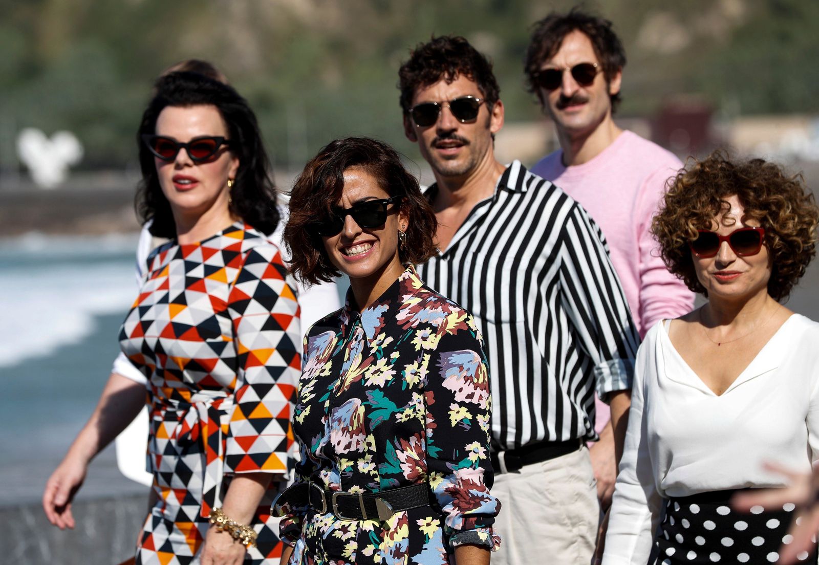 Los actores Debi Mazar, Inma Cuesta y Julián Villagrán, junto a Paco León y Anna Costa, creadores de 'Arde Madrid'.