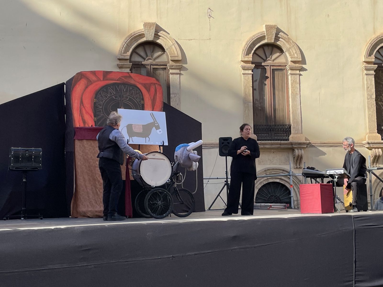La Compañía La Gotera de Lazotea presentaba ‘Garbancito’ en una plaza abarrotada de niños y niñas en el inicio del Festival de Teatro Infantil.