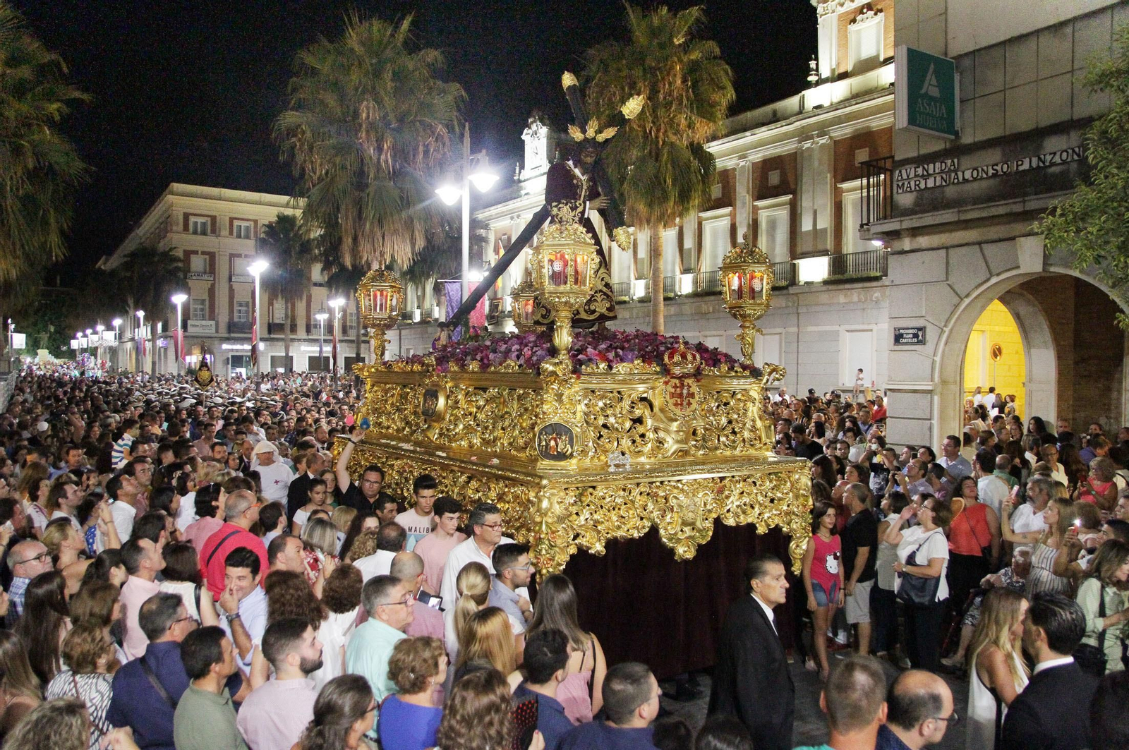 Imágenes del Señor de Pasión en la procesión del centenario de la hermandad