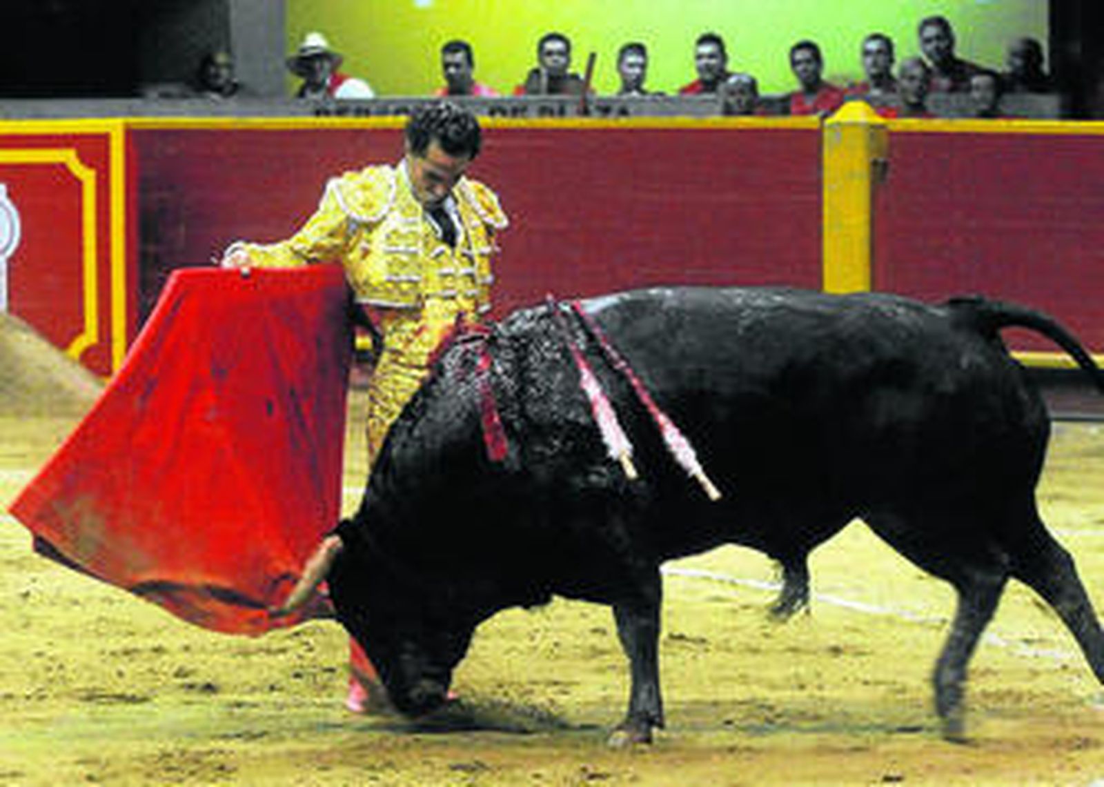 El matador de toros Iván Fandiño, en una manoletina a su primer toro.