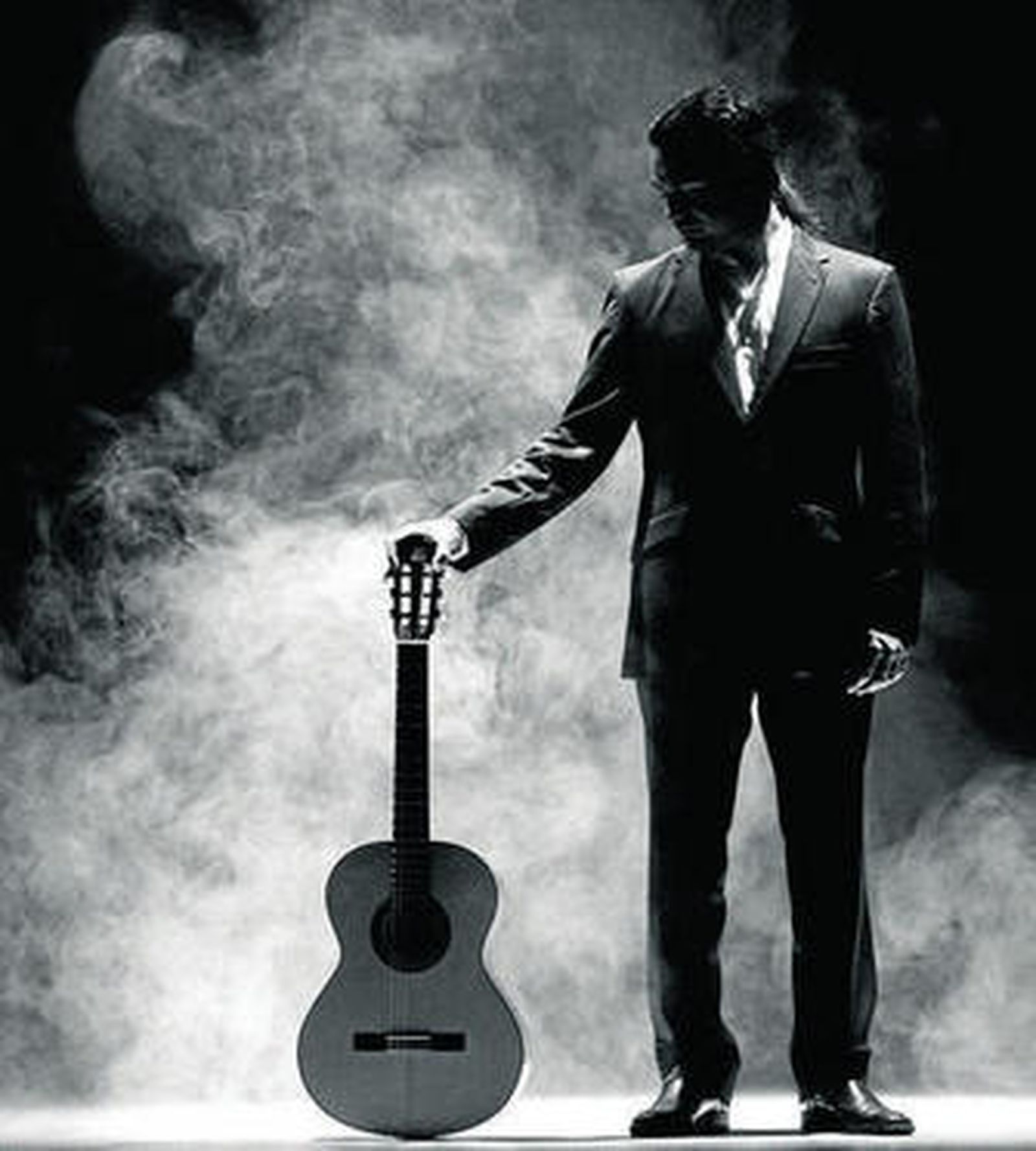 Guillermo Fernández junto a su guitarra.