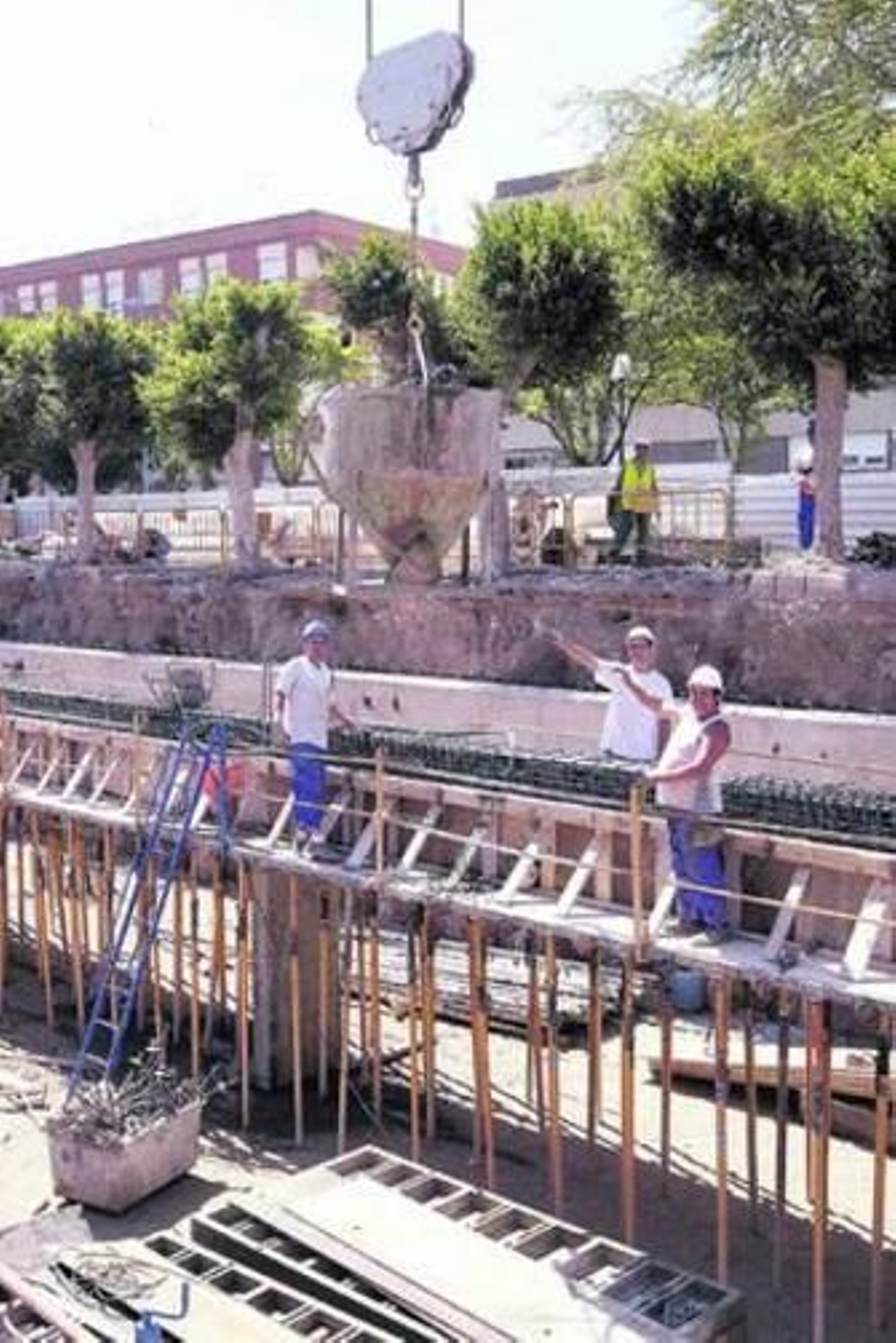 Varios operarios en las obras de construcción.