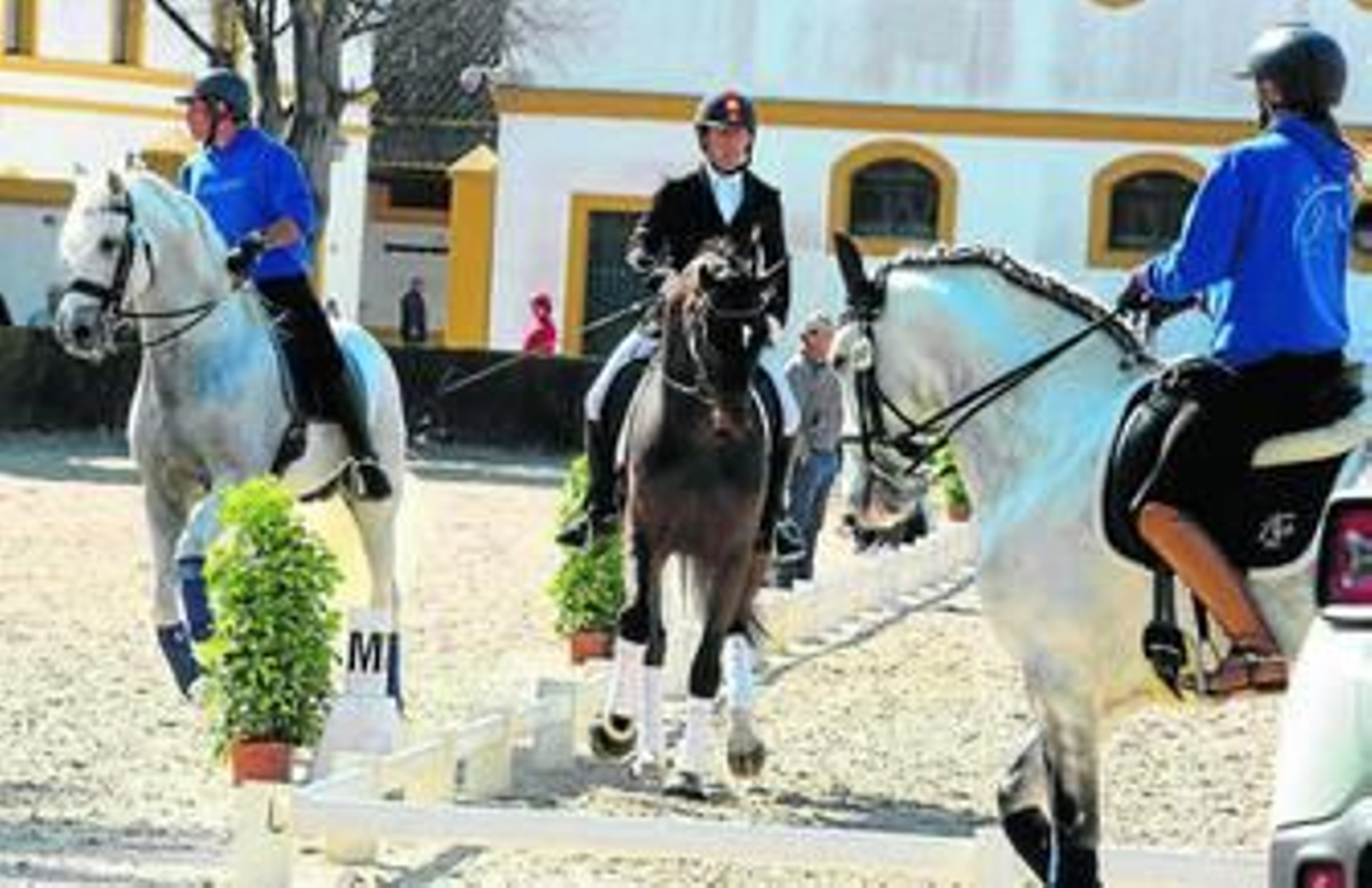 Jinetes entrenando en la pista exterior de la Real Escuela, ayer, durante la primera jornada del CDI.