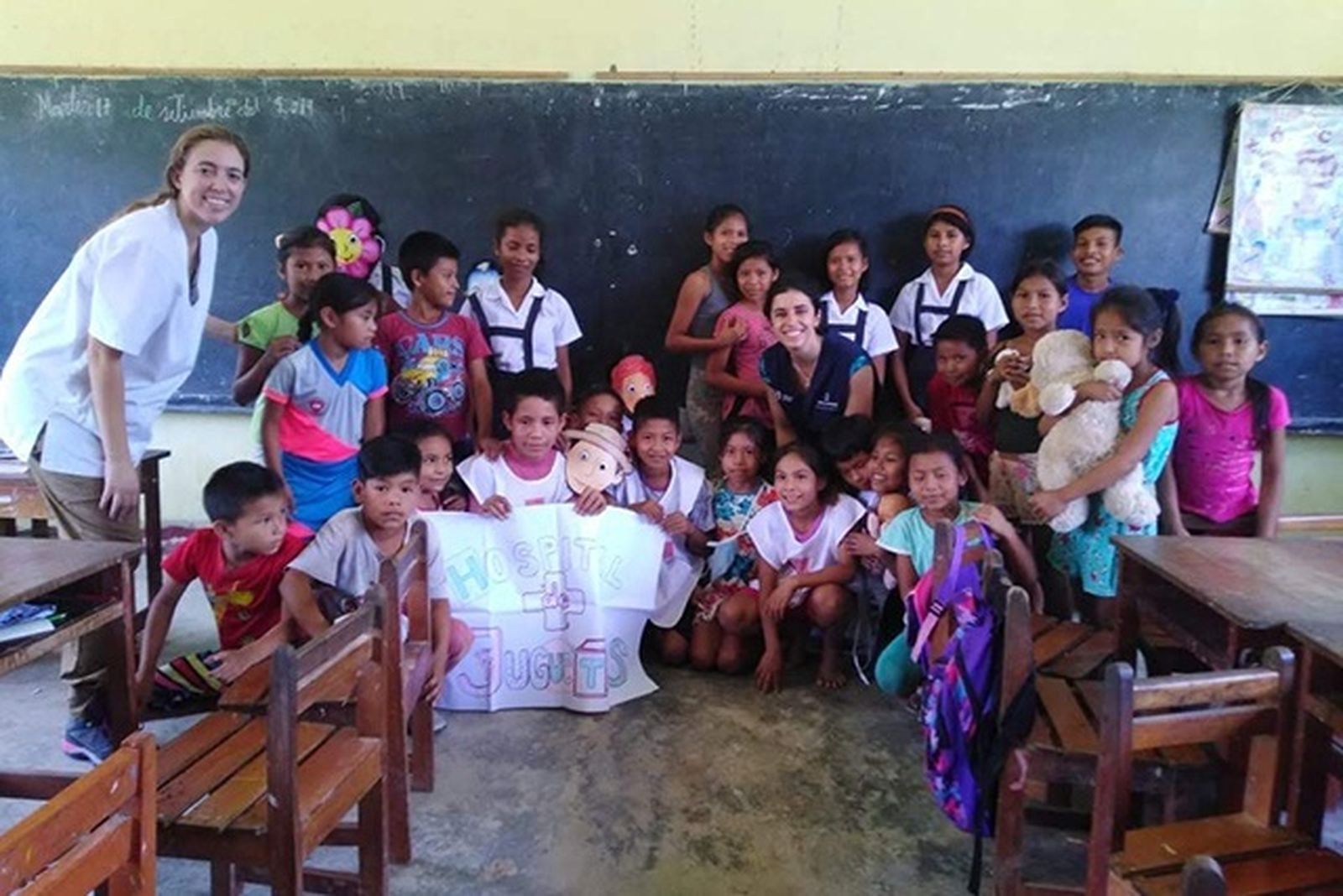 Lucía Auñón, en medio de los alumnos, en un proyecto de colaboración.