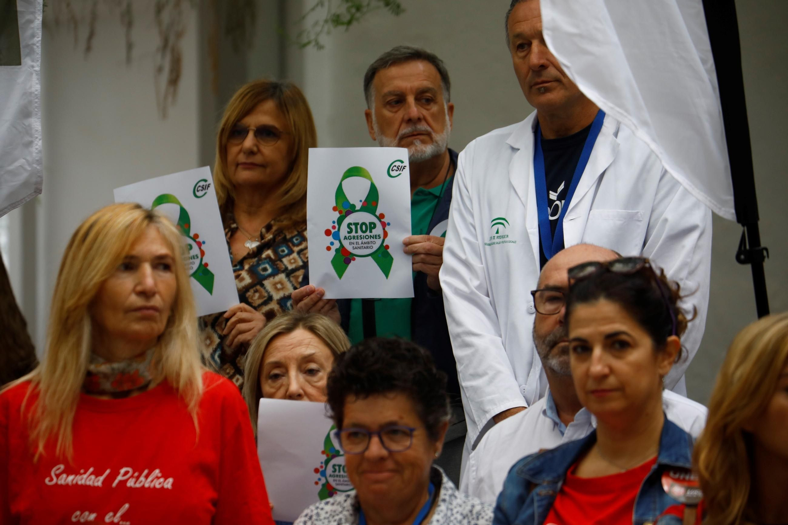 La concentración contra las agresiones al personal sanitario en el centro de salud Lucano