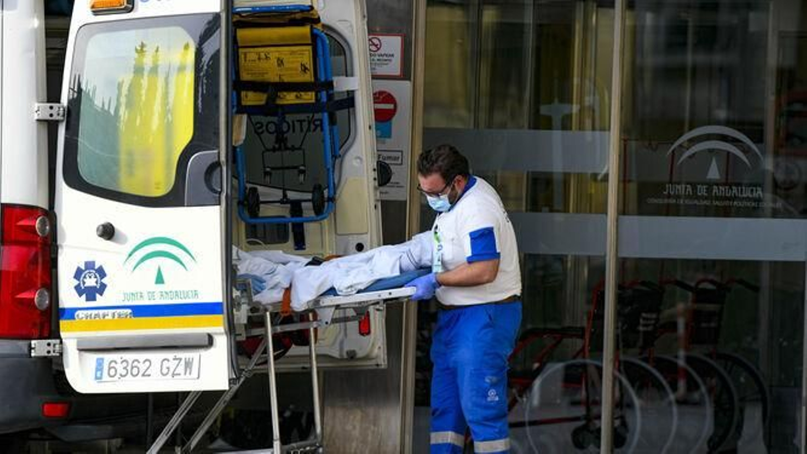 Un sanitario traslada a un paciente en ambulancia