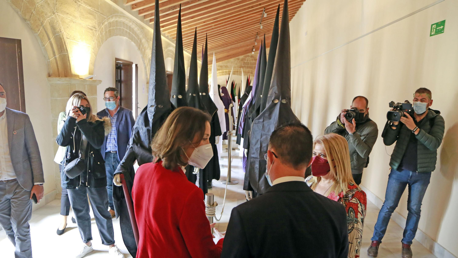 La ministra Reyes Maroto visitando la exposición cofrade en Jerez