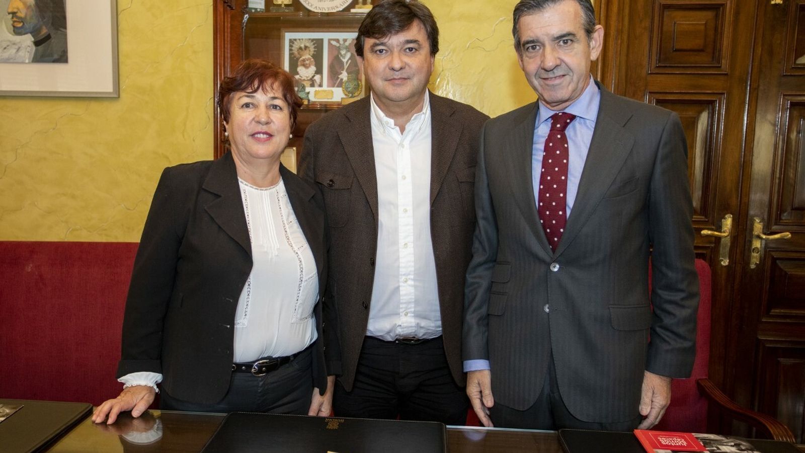 Momento de la firma del convenio entre el Ayuntamiento, Aones y Mapfre.