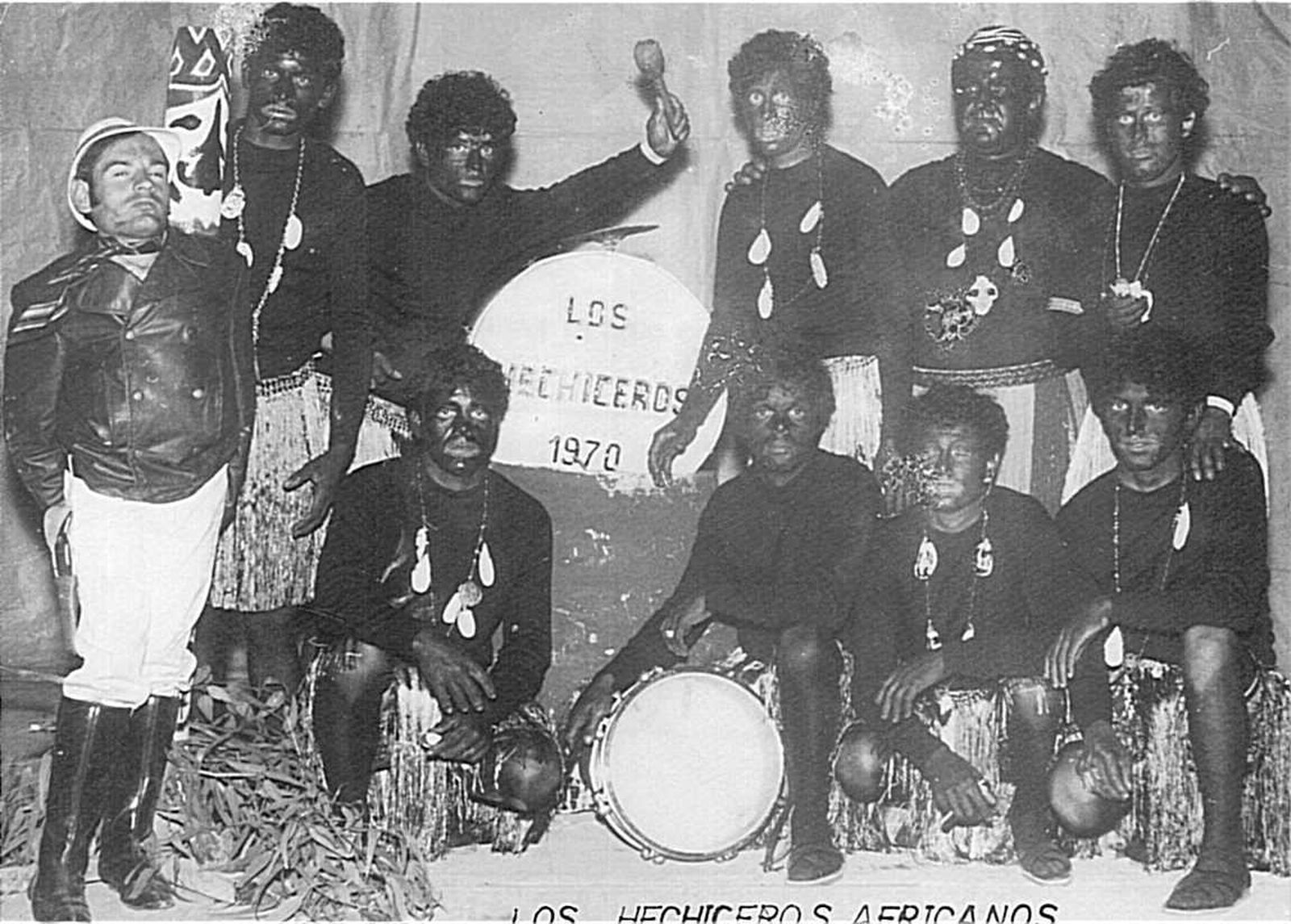 La chirigota de San Fernando 'Los hechiceros africanos', con 'Maspapas' a la izquierda.