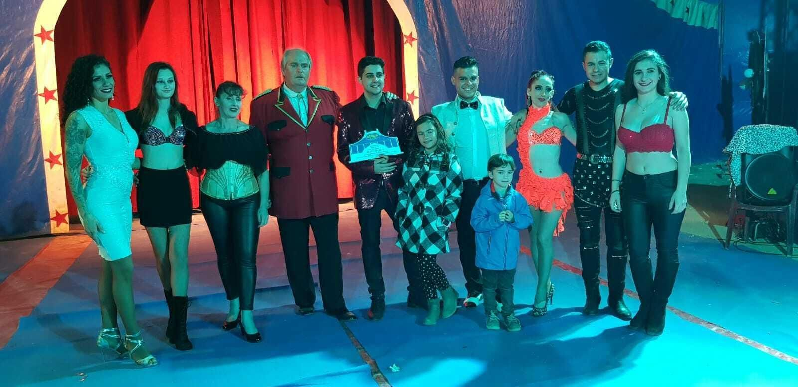 Rubén García, con un obsequio entregado por la familia del Circo Berlín por su colaboración