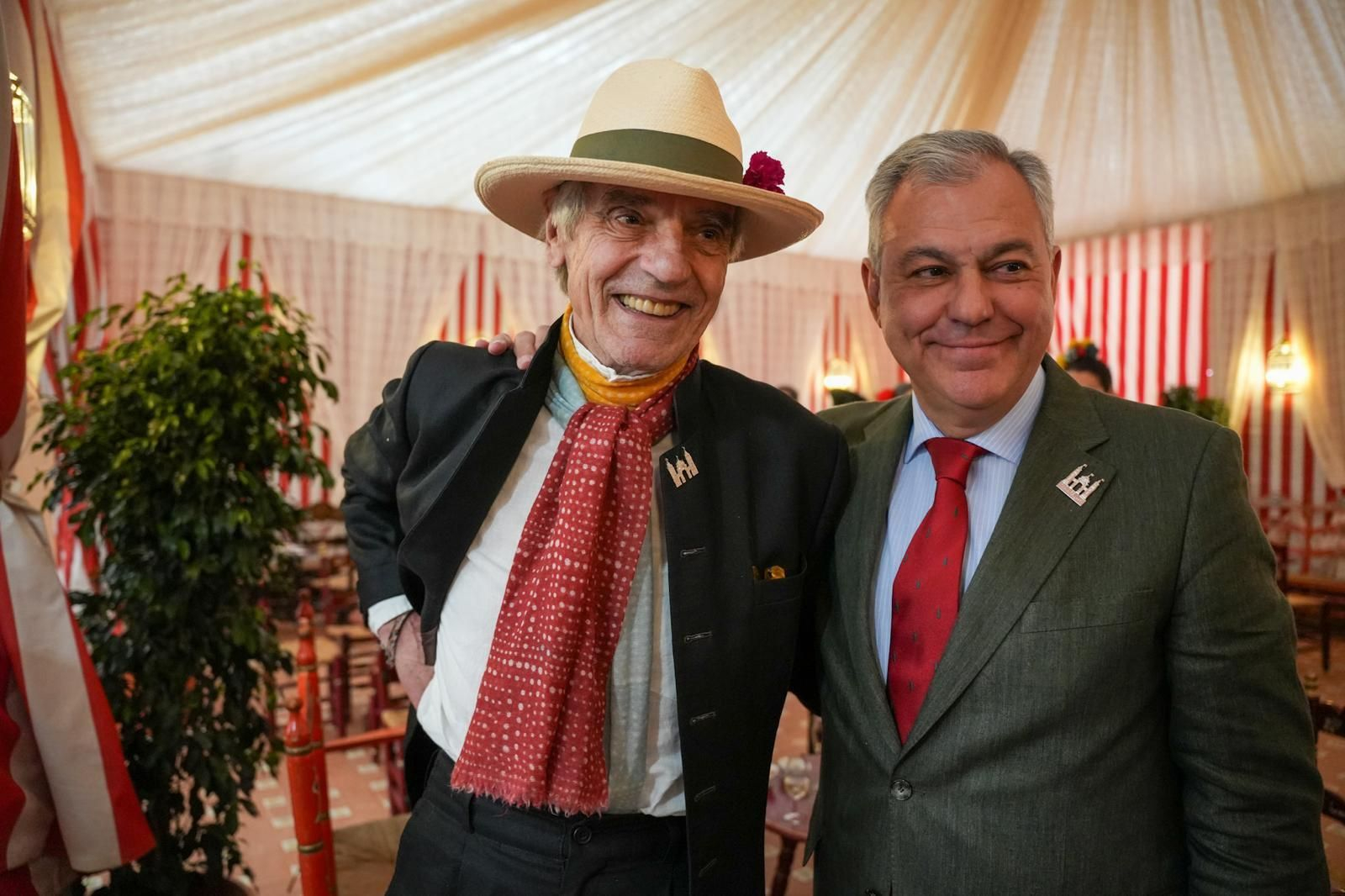 El alcalde de Sevilla, José Luis Sanz, junto al actor Jeremy Irons.