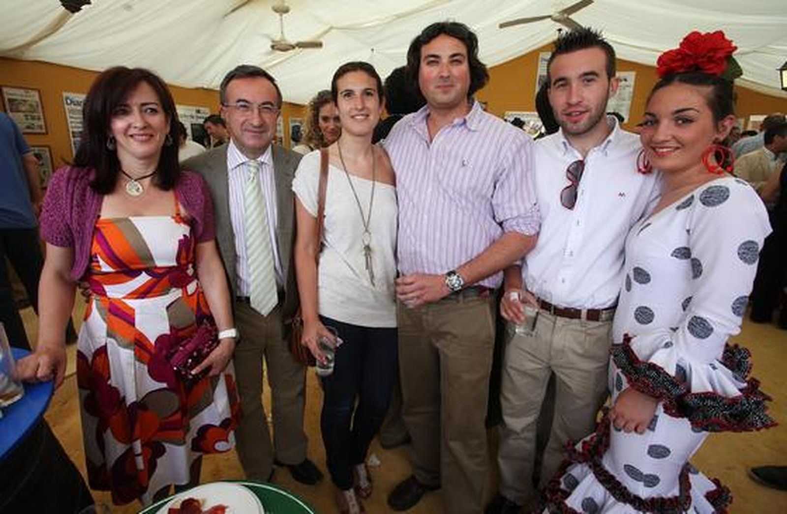 El jefe de Protocolo de Cajasol, Pepe Soto, junto a familiares y amigos. 

Foto: Manuel Aranda