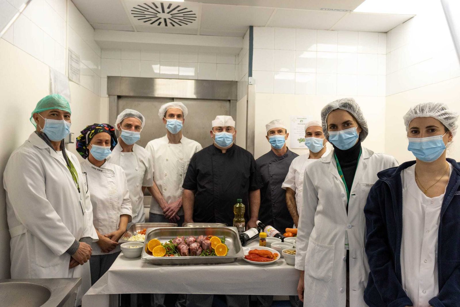 Equipo de cocina con la materia prima del menú.