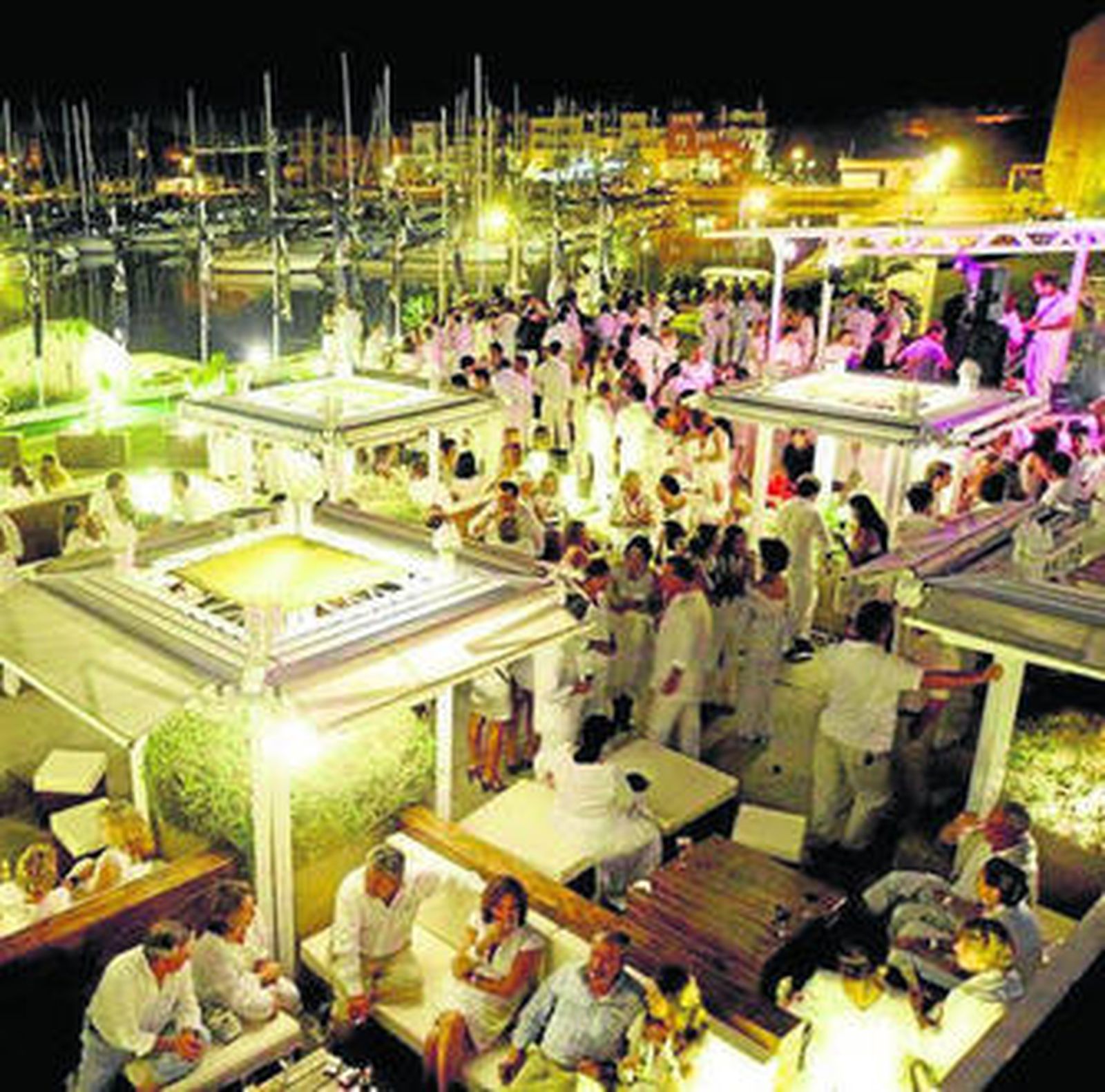 Una imagen de la fiesta de blanco en Puerto Sherry.