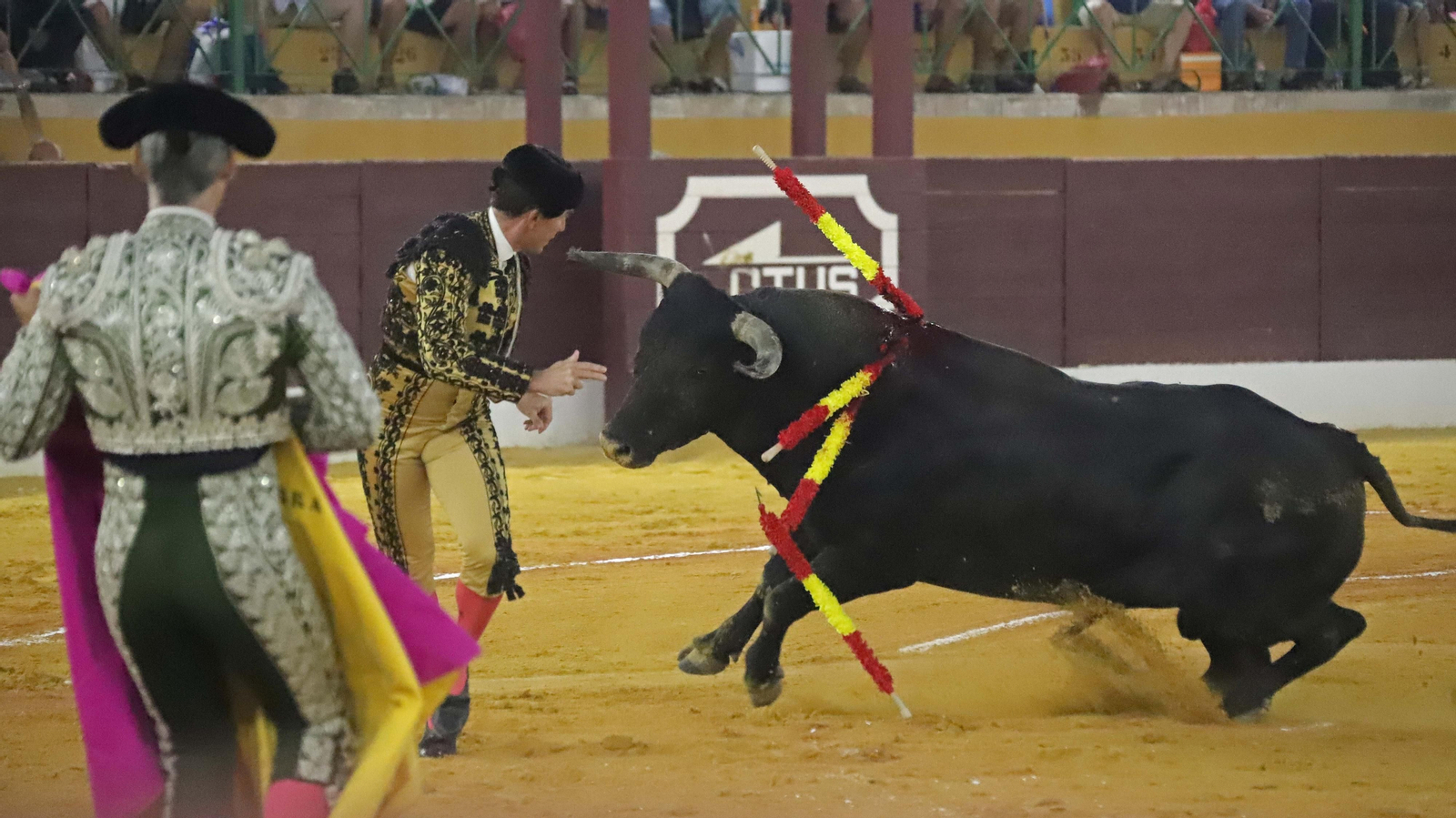 Fotos de la corrida del viernes de la Feria de La Línea: Curro Díaz, Manuel Escribano y David Galván
