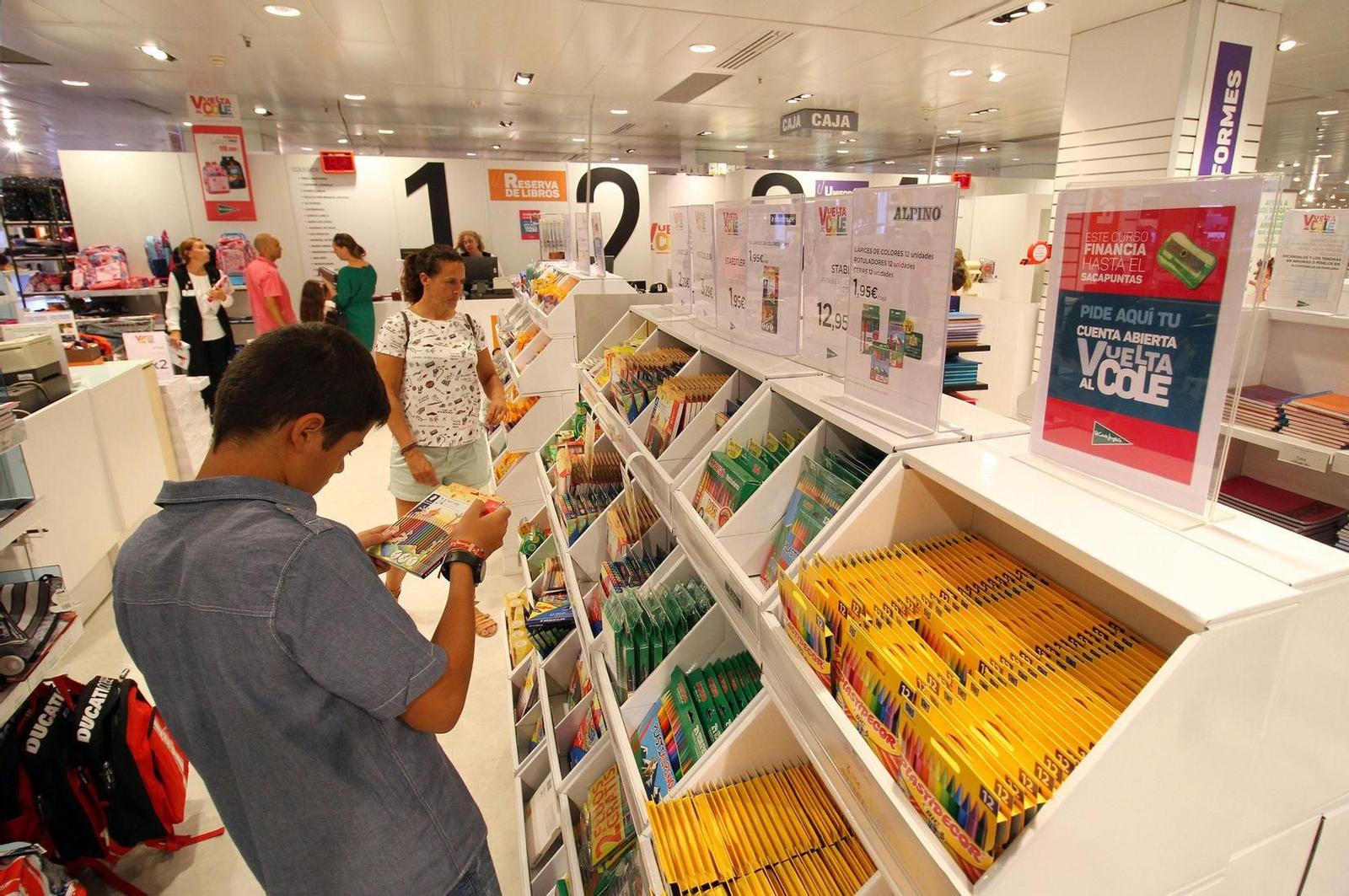 Material escolar en una gran superficie