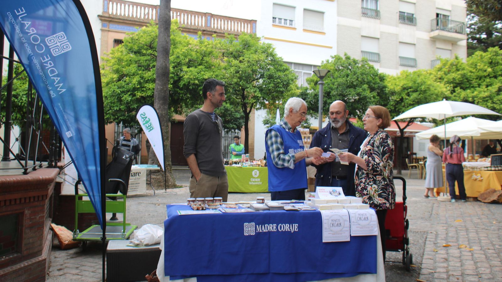 Voluntarios en el stand de Madre Coraje en el "Espacio de economía social" del pasado mayo en la Alameda del Banco.