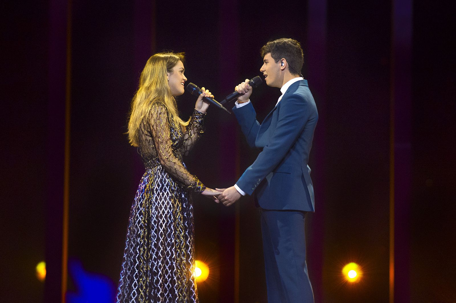 Amaia, con vestido de Teresa Helbig, y Alfred, de Paco Varela, ayer.