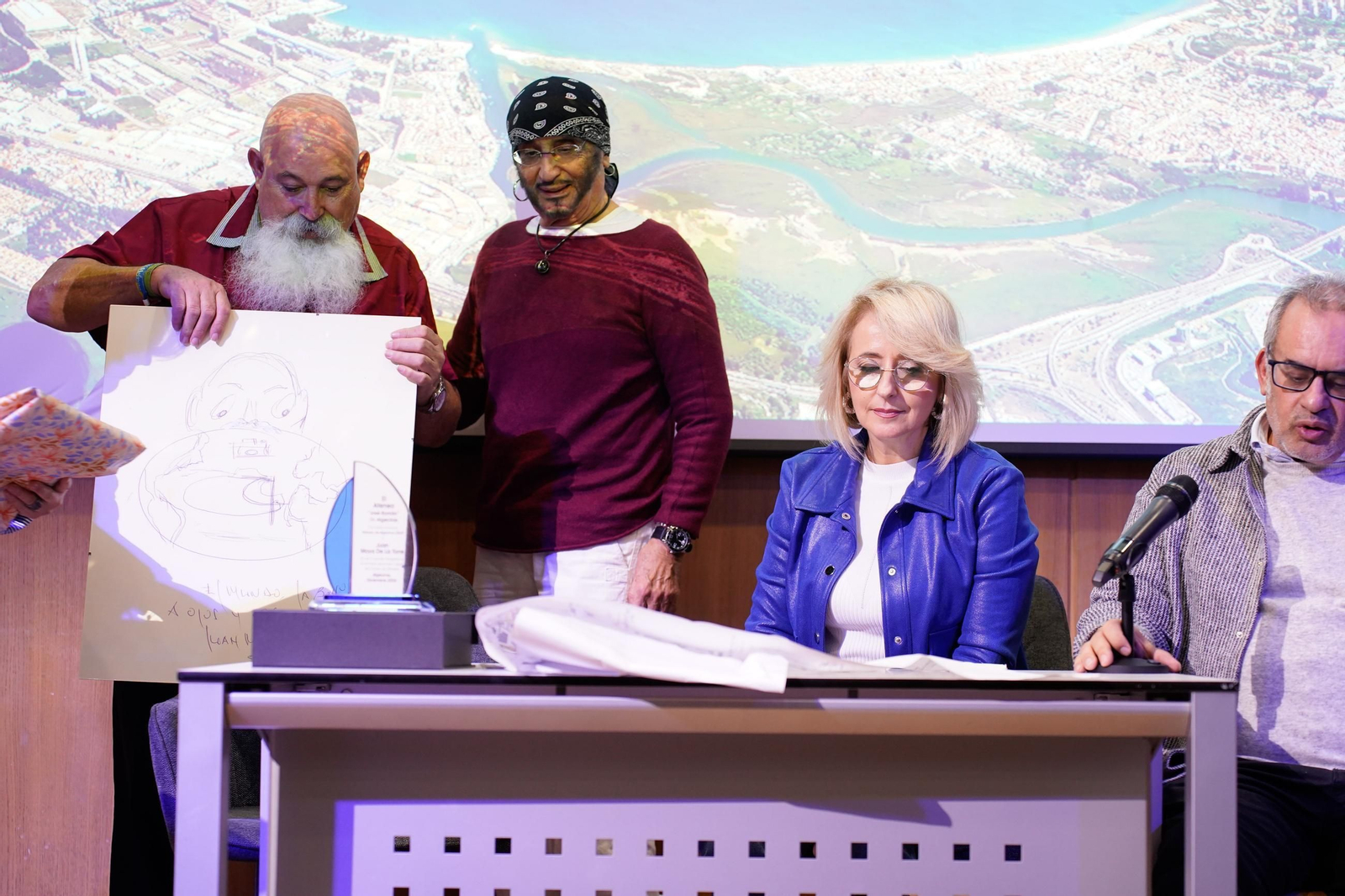 Fotos de la entrega del premio Ateneo José Román de Algeciras 2025 a Juan Moya