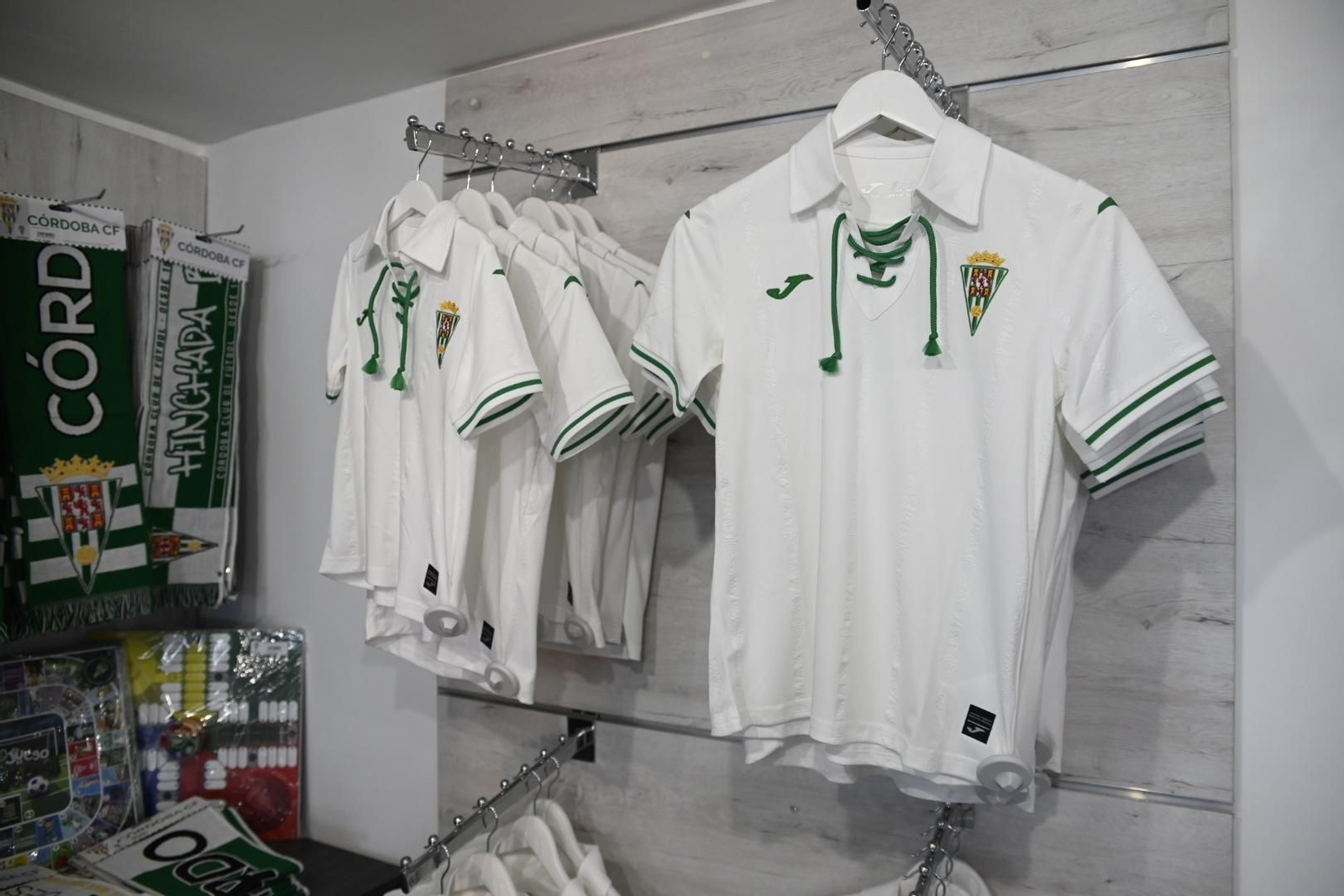 Las mejores imágenes de la venta de las nuevas camisetas del Córdoba CF