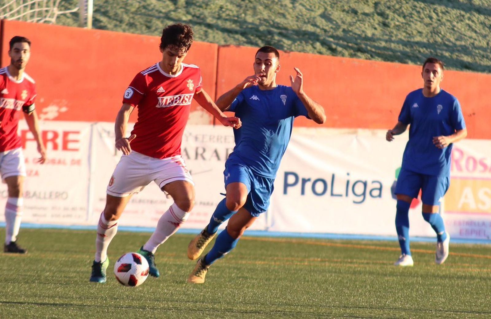 Un jugador del filial presiona a uno del Espeleño.