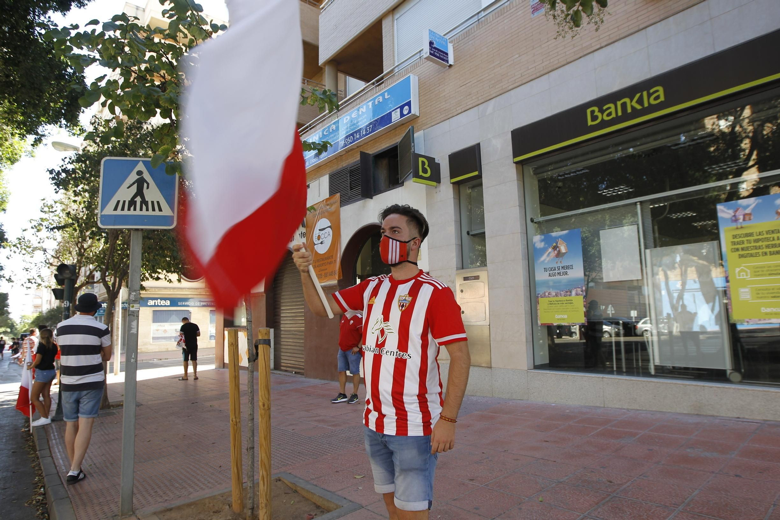 Fotogalería de la afición del Almería antes del partido ante el Girona