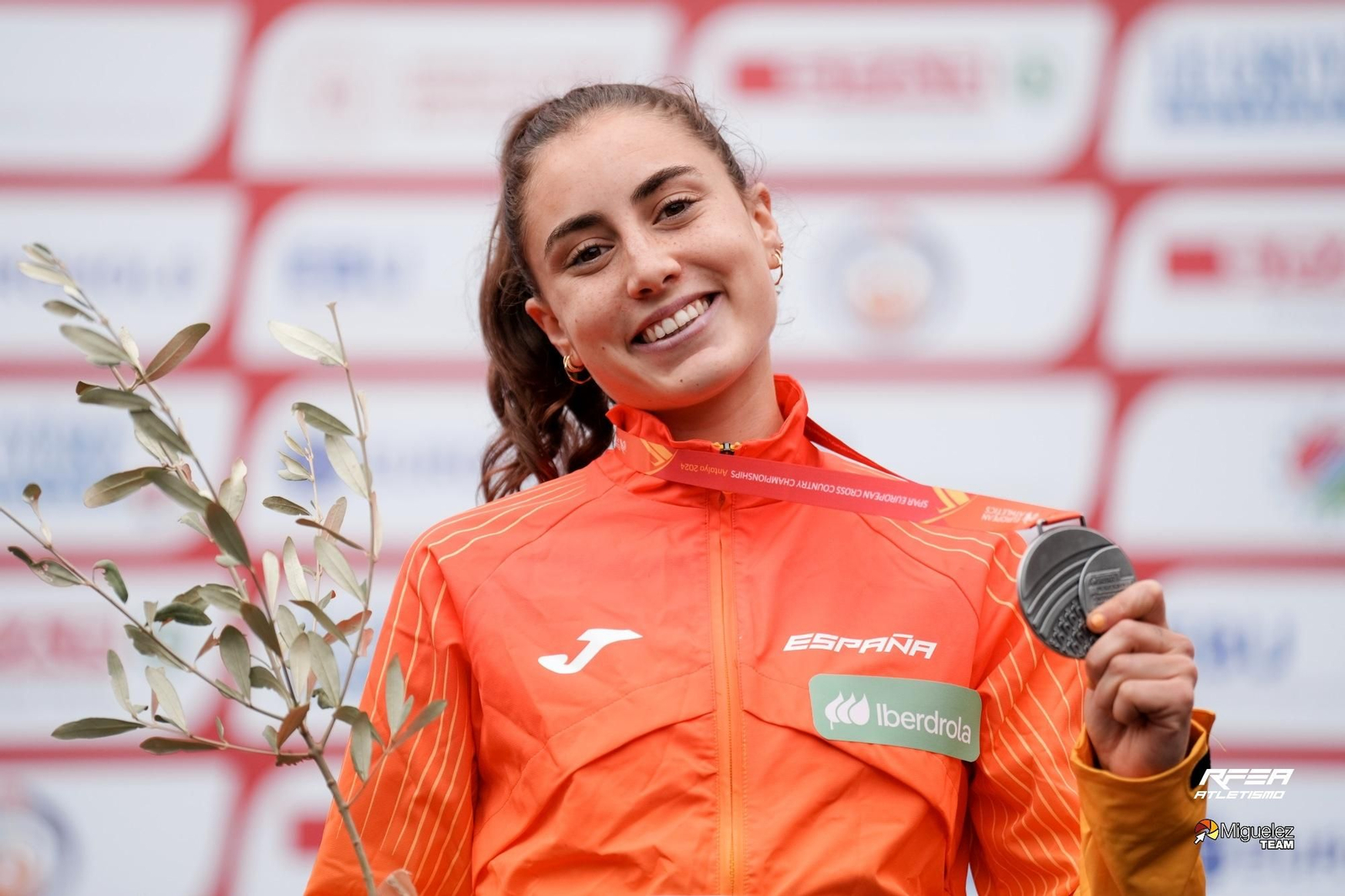 Maria Forero posa con su reciente medalla de plata en el Europeo de Cross.