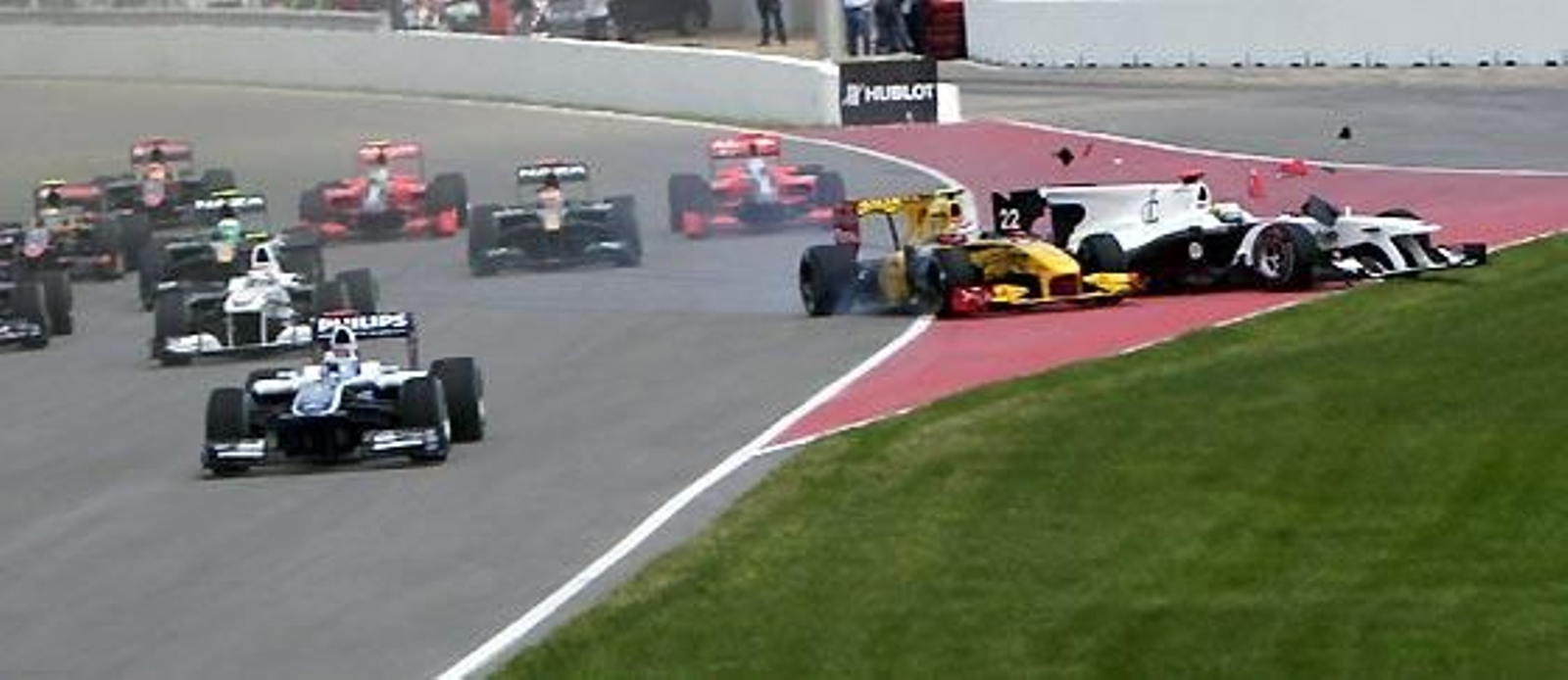 Vitaly Petrov (Renault) se lleva por delante el Sauber de Pedro de la Rosa en la primera vuelta.

Foto: Afp Photo / Reuters / Efe