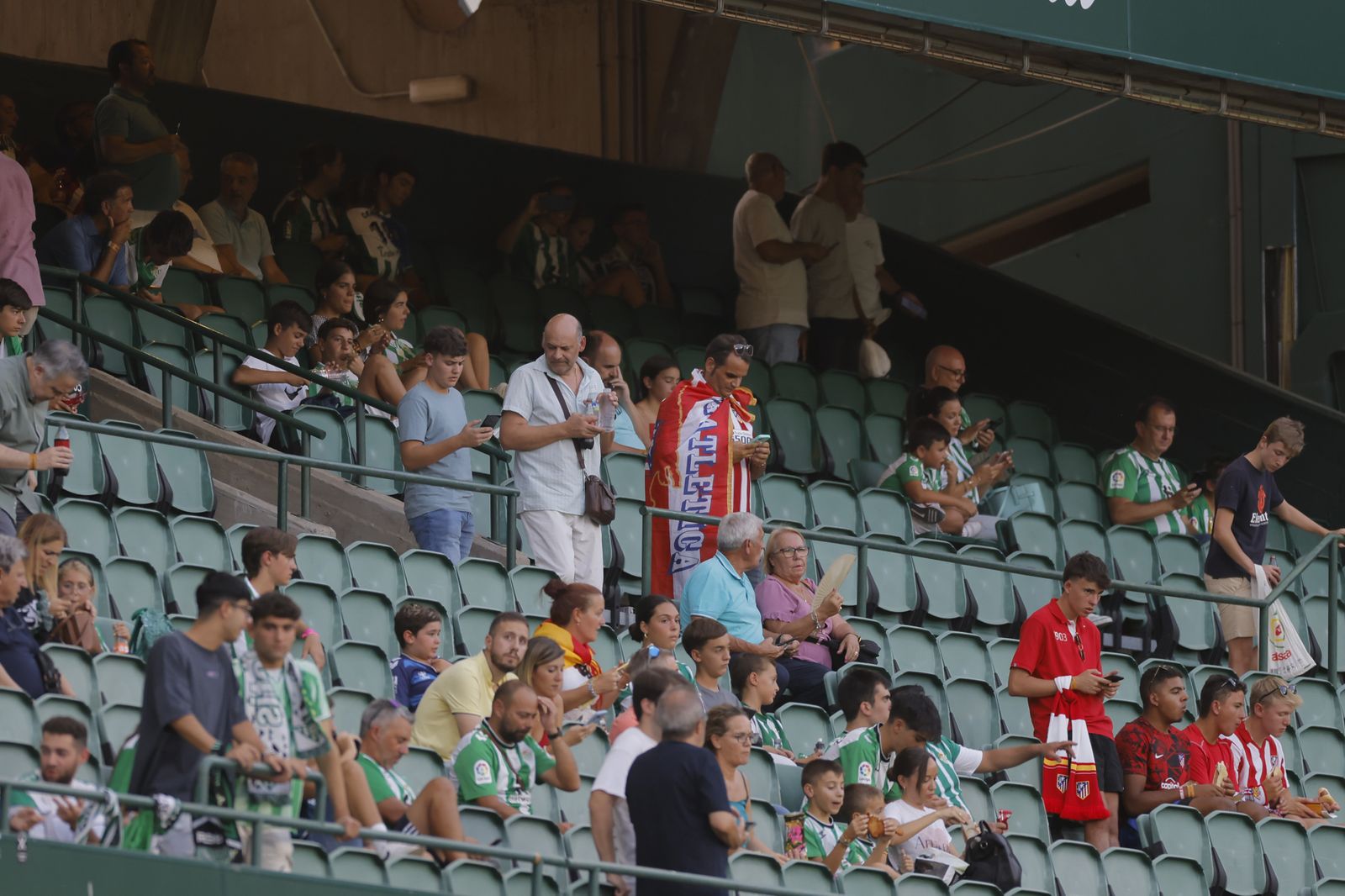 Búscate en las fotos del Betis-Atlético de Madrid