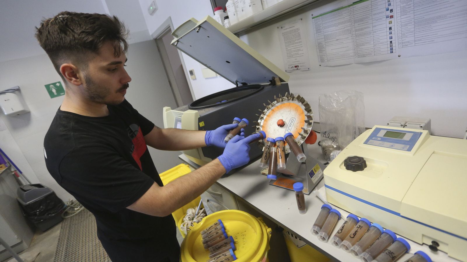 Uno de los investigadores con unas muestras.