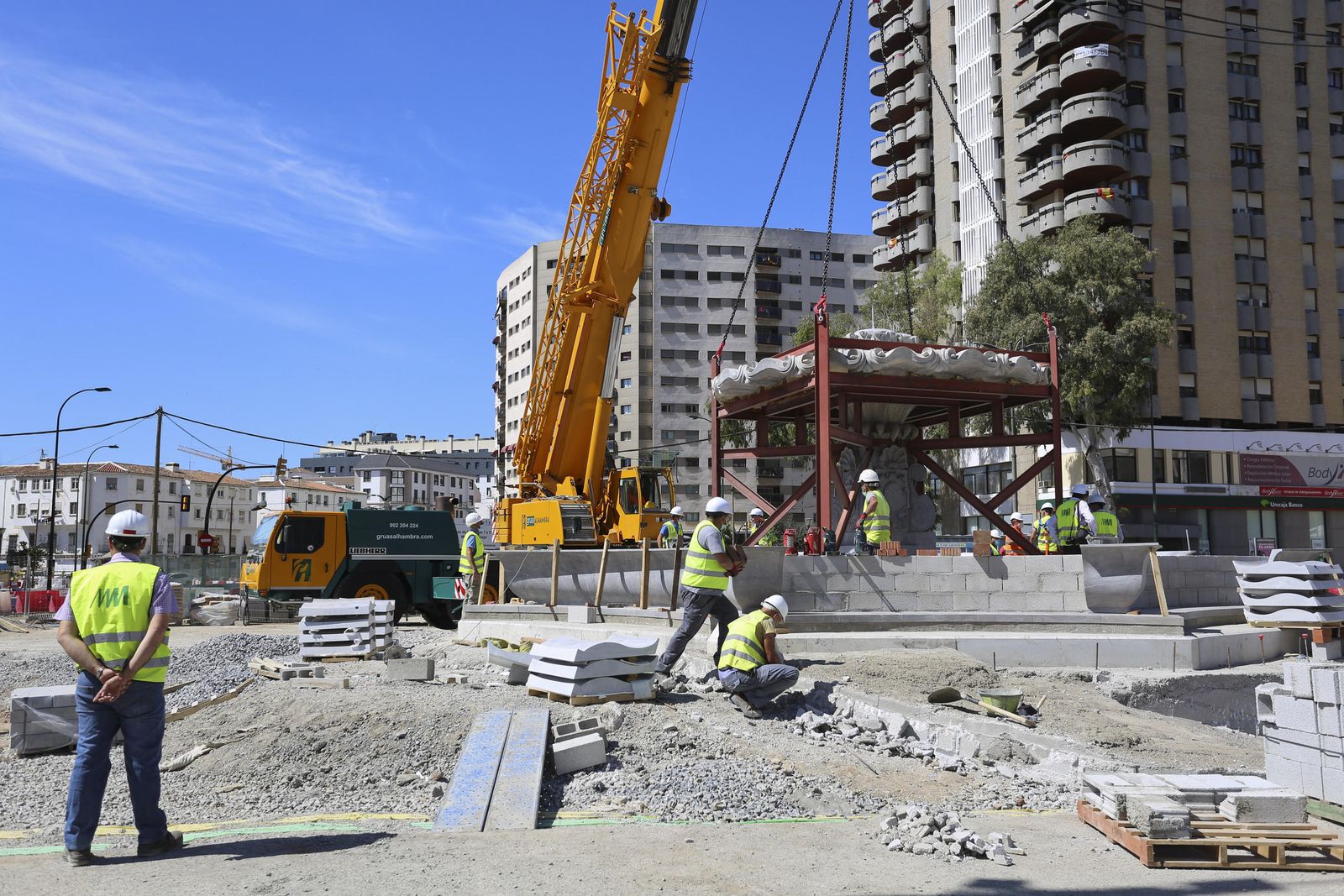 Fotos de la fuente de las Tres Gitanillas, que ya luce en la Avenida de Andalucía de Málaga