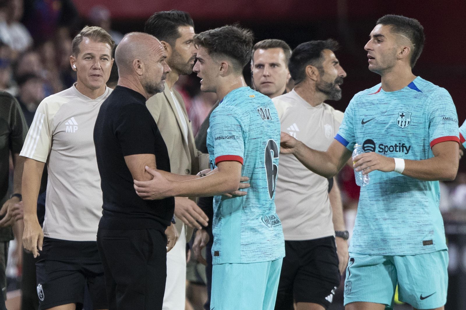Paco López habla con Gavi en el último partido