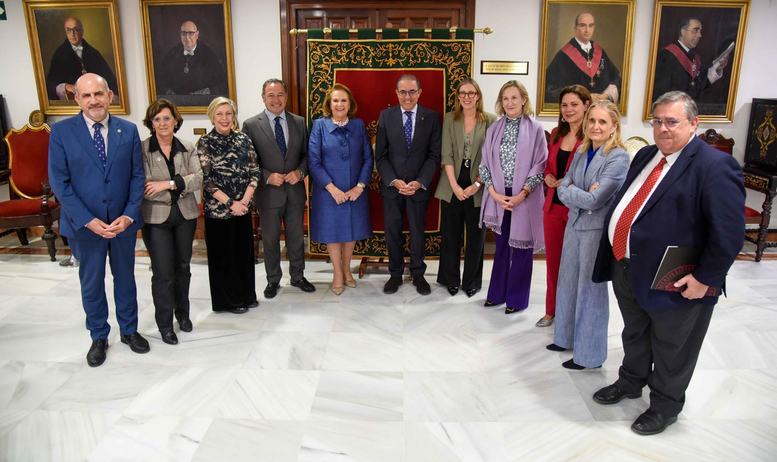 Imposición de la Medalla de la Universidad de Sevilla a Concha Yoldi