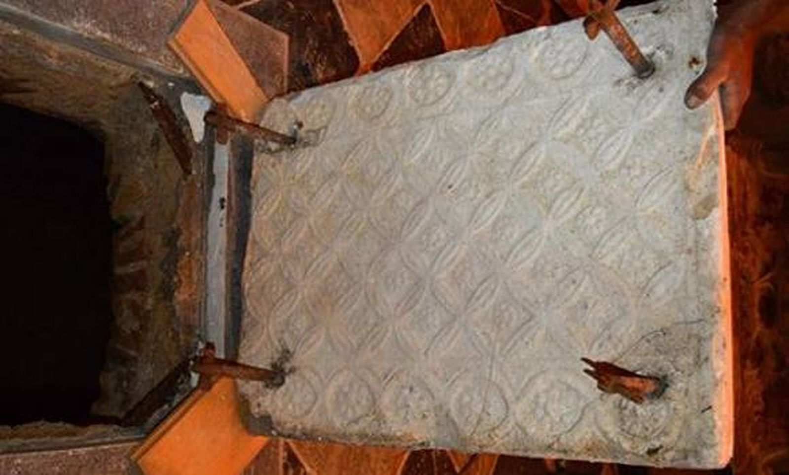 Hallan una placa visigoda de la mitad del siglo VII en la Mezquita-Catedral