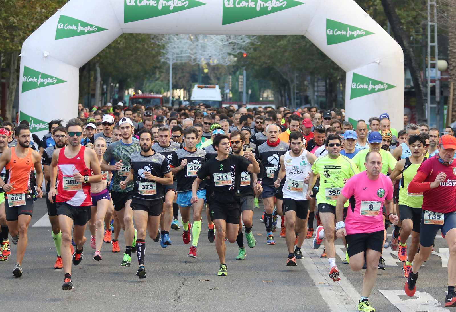 Los atletas toman la salida en la Avenida Ronda de los Tejares.