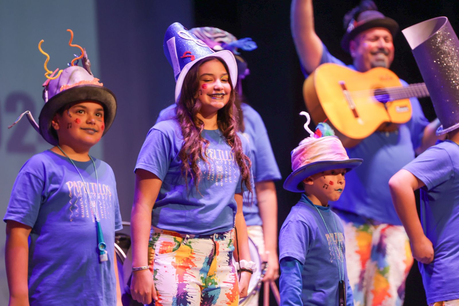 Imágenes de la actuación de la comparsa infantil de Huelva "La alegría de vivir" en el Carnaval Colombino