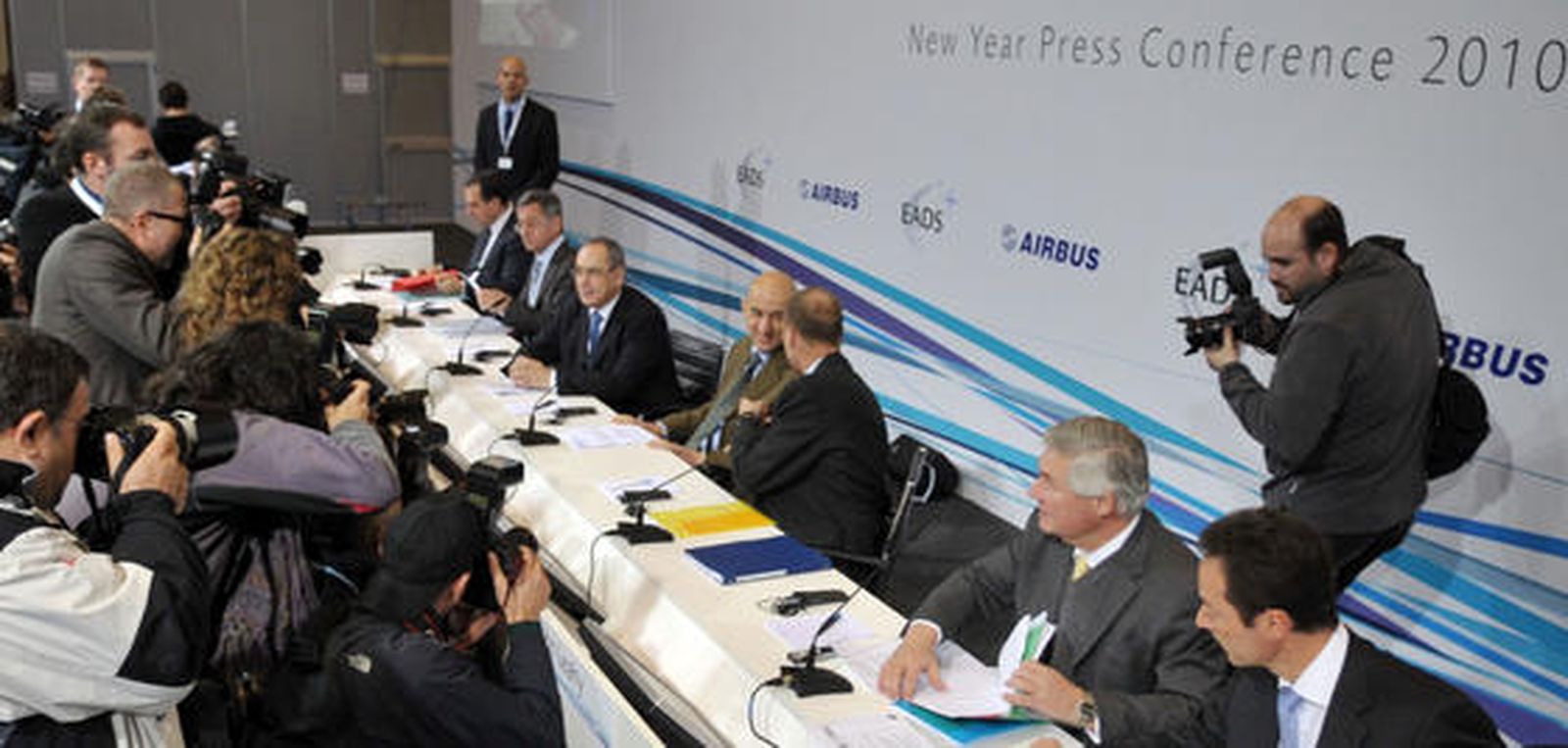 El presidente de EADS, Louis Gallois, acompañado del presidente de Airbus, Thomas Enders y el presidente de la división militar del fabricante europeo de aviones, Domingo Urena-Raso, ha fijado el 31 de enero de 2010 como fecha final para las negociaciones con los gobiernos europeos.

Foto: Agencias/ Jose Ángel García