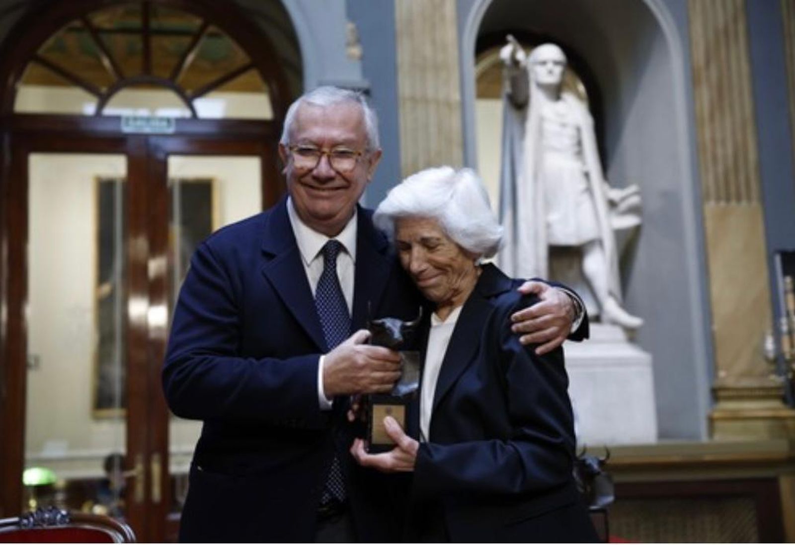 Javier Arenas, senador andaluz, con Mª del Carmen Solís Muñoz Seca, viuda de Albendea.