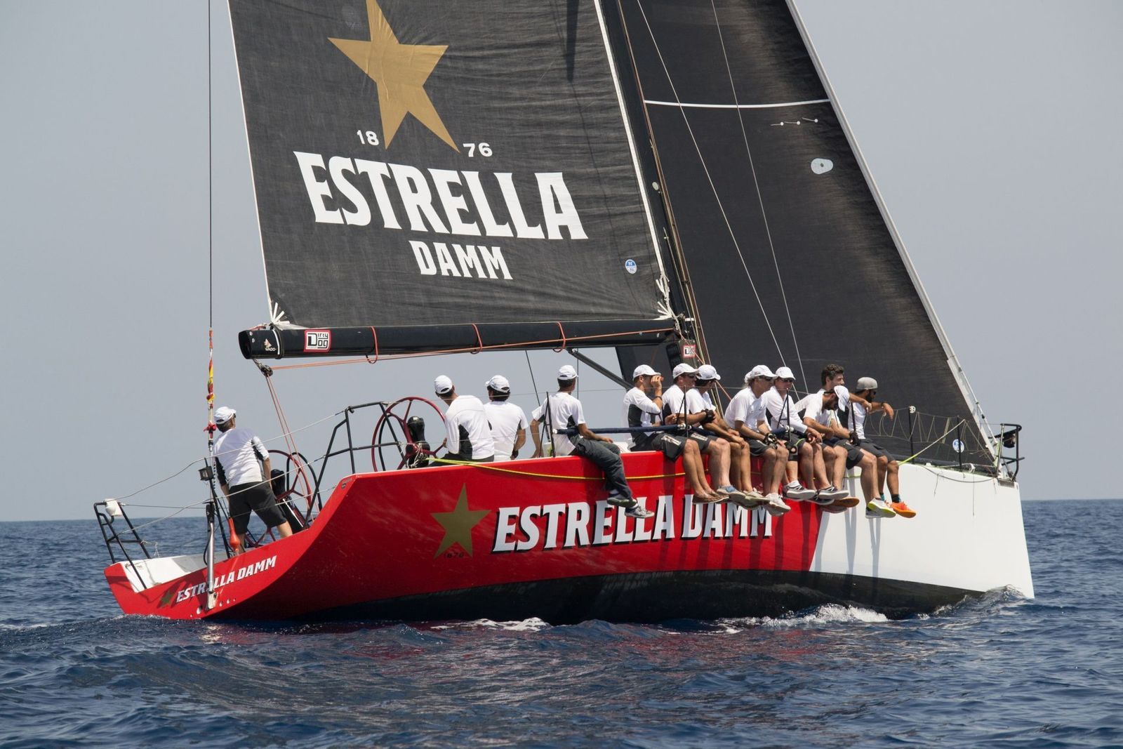 El 'Estrella Damm', con sus tripulantes, en aguas de la bahía de Palma.